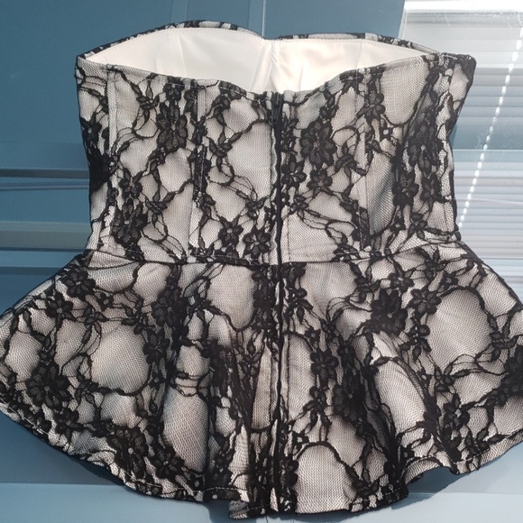 Well structured lace peplum top - Picture 2 of 2